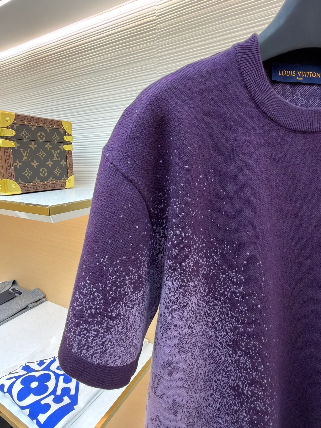 LOUIS VUITTON letter dark pattern jacquard gradient knitted sweater short sleeves ●Original version: purchased and developed for 11300 ●Item number: 1682321-A95 ●Fabric: cotton fabric ●Technology: knitted production ●Color: purple gradient ●Version: fitted version ●Weight: about 485 grams ●Size: S-M-L-XL ●Description: This Louis Vuitton purple knitted short-sleeve is woven with high-count worsted wool blended yarn. A 16-needle fine plain weave base is created by a double needle bed knitting machine to ensure that the fabric is stiff and skin-friendly. The body of the garment uses a gradient inkjet printing process, using digital inkjet printing technology with micron-level precision positioning, to attach purple-toned metallic glitter to the knitted surface in a gradient pattern from dark to light. The glitter particles are treated with high-temperature color fixation, making them resistant to friction and not easy to fall off. The neckline adopts double-layer ribbing process, which is not easy to deform after pre-shrinking treatment. The shoulders are designed with seamless one-piece raglan sleeves to reduce seam friction. The overall cut is a micro-profile off-shoulder version, combined with invisible side slits, which not only ensures wearing comfort, but also presents a high-end three-dimensional wearing effect. Every craft detail is polished in accordance with the brand's strict quality control standards. The overall wiring is straight and delicate, the fabric is comfortable and soft, and the color is consistent without color difference. It can be matched with the same style to create a fashionable look and control various occasions. Customized accessories, complete with three standards, same style for men and women!